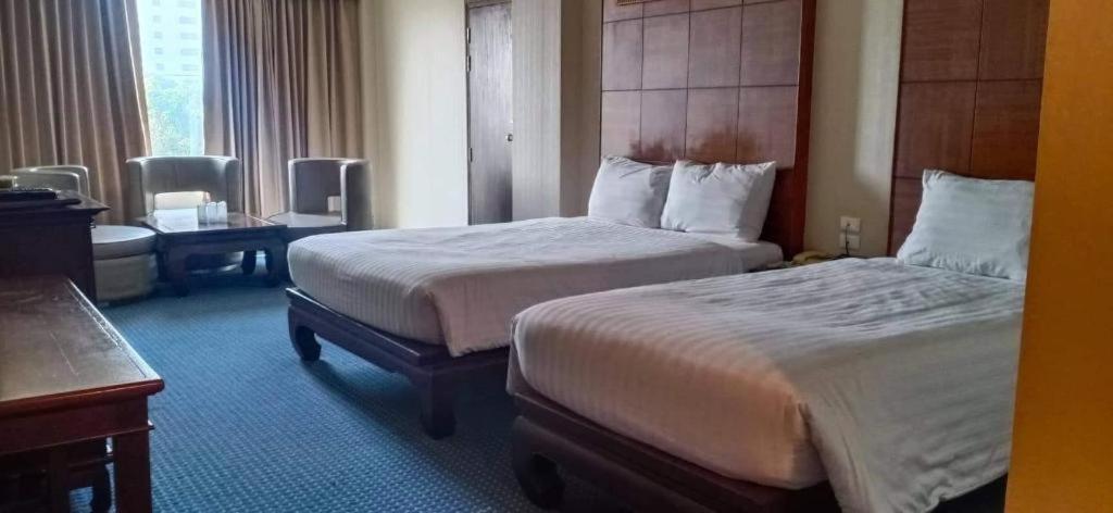 Sri U-Thong Grand Hotel Suphanburi Extérieur photo