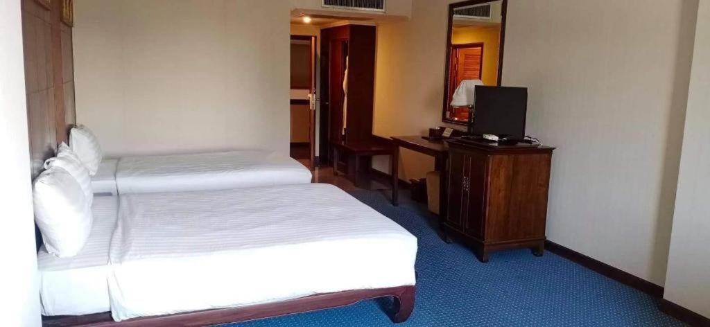Sri U-Thong Grand Hotel Suphanburi Extérieur photo
