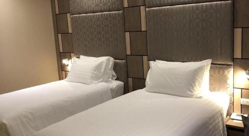 Sri U-Thong Grand Hotel Suphanburi Extérieur photo