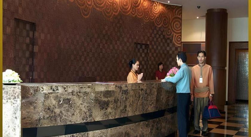 Sri U-Thong Grand Hotel Suphanburi Extérieur photo