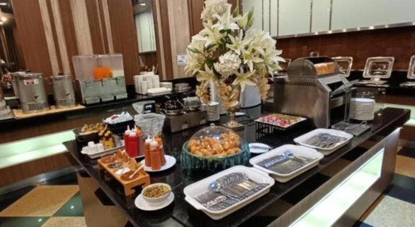 Sri U-Thong Grand Hotel Suphanburi Extérieur photo
