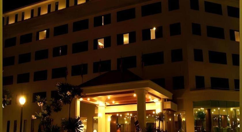 Sri U-Thong Grand Hotel Suphanburi Extérieur photo