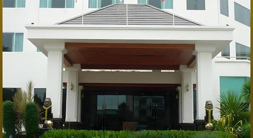 Sri U-Thong Grand Hotel Suphanburi Extérieur photo