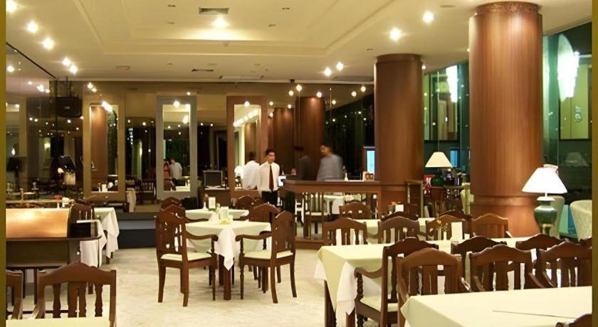 Sri U-Thong Grand Hotel Suphanburi Extérieur photo